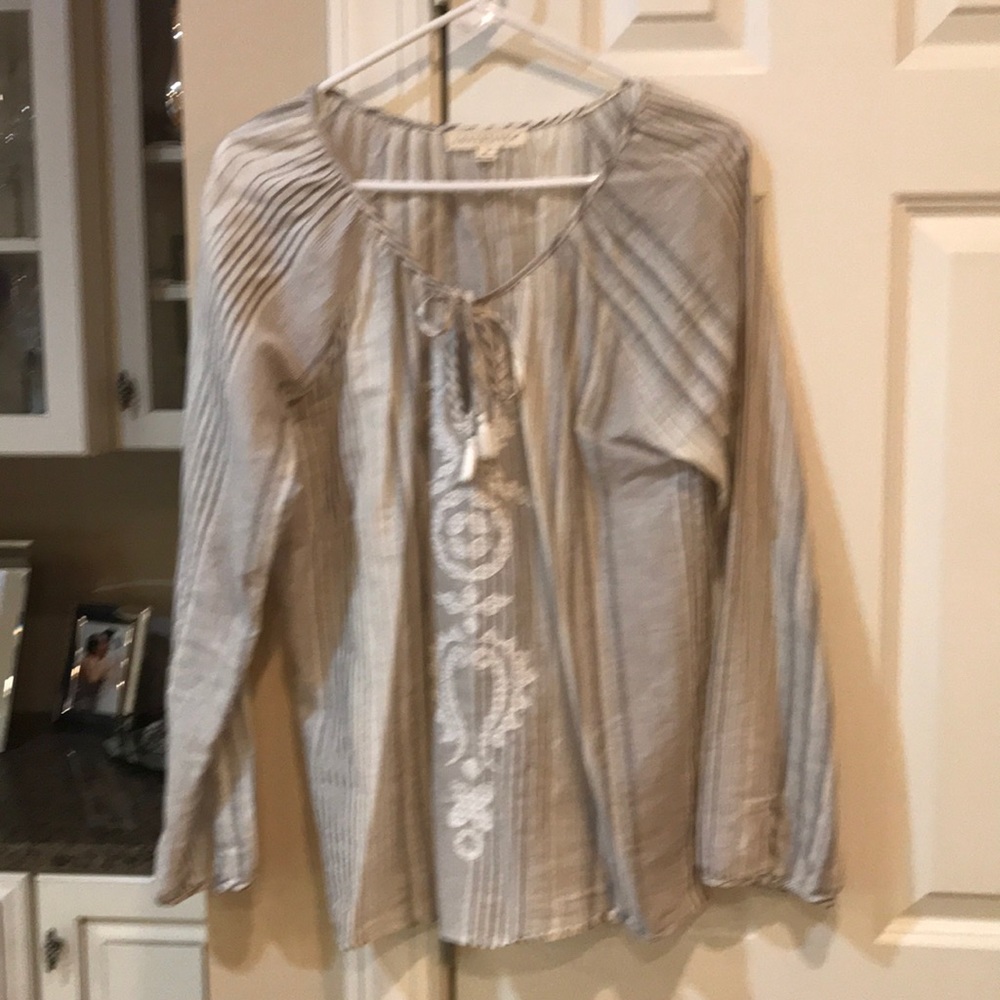 Blouse. Beige and black with embroidered center